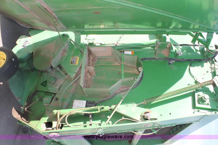 image for item L4426 1999 John Deere 566 round baler