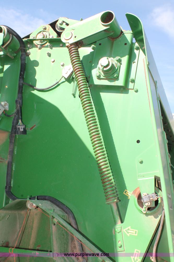 image for item L4426 1999 John Deere 566 round baler