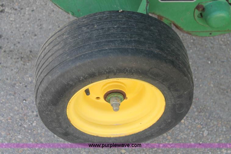 image for item L4426 1999 John Deere 566 round baler