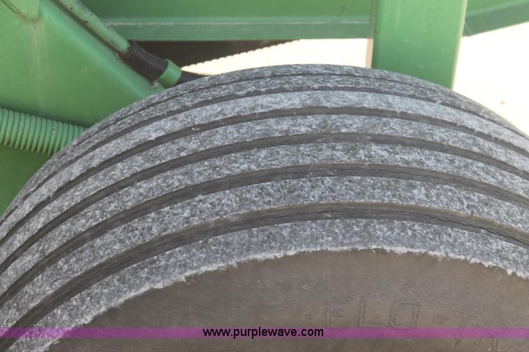 image for item L4426 1999 John Deere 566 round baler