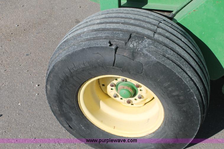 image for item L4426 1999 John Deere 566 round baler
