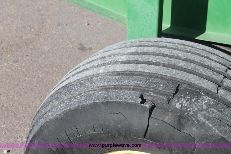 image for item L4426 1999 John Deere 566 round baler