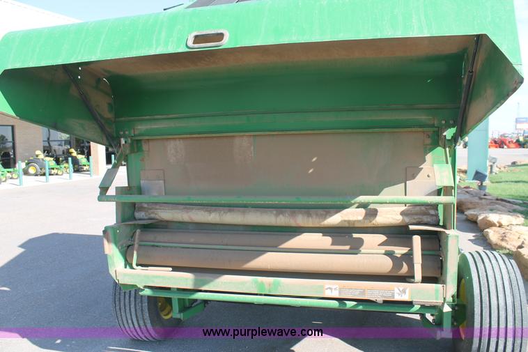 image for item L4426 1999 John Deere 566 round baler