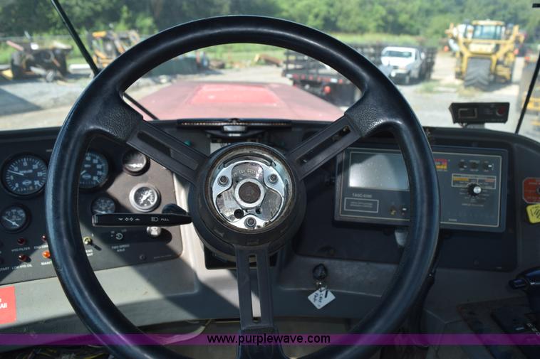 image for item L5847 2002 Case IH Titan FLX3300B self-propelled dry spreader applicator