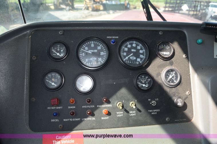 image for item L5847 2002 Case IH Titan FLX3300B self-propelled dry spreader applicator