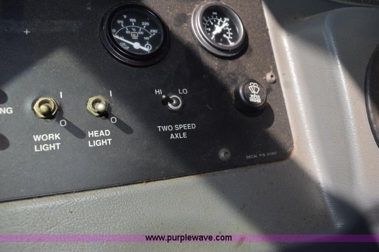 image for item L5847 2002 Case IH Titan FLX3300B self-propelled dry spreader applicator