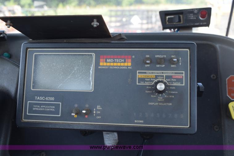 image for item L5847 2002 Case IH Titan FLX3300B self-propelled dry spreader applicator