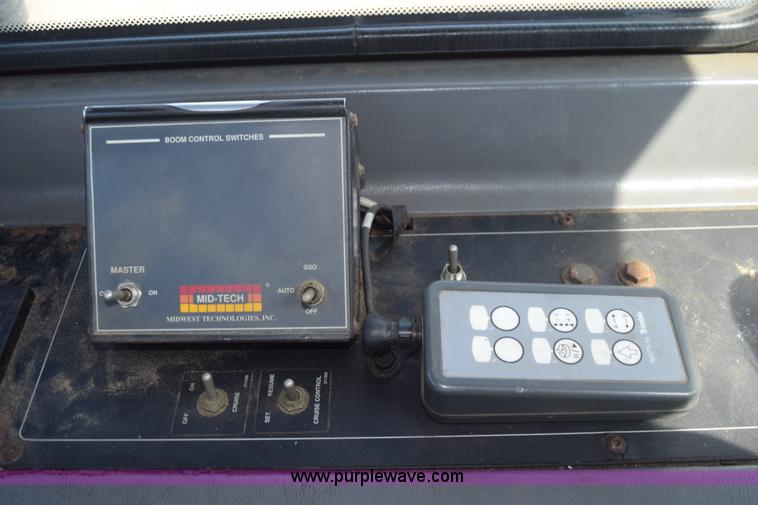 image for item L5847 2002 Case IH Titan FLX3300B self-propelled dry spreader applicator