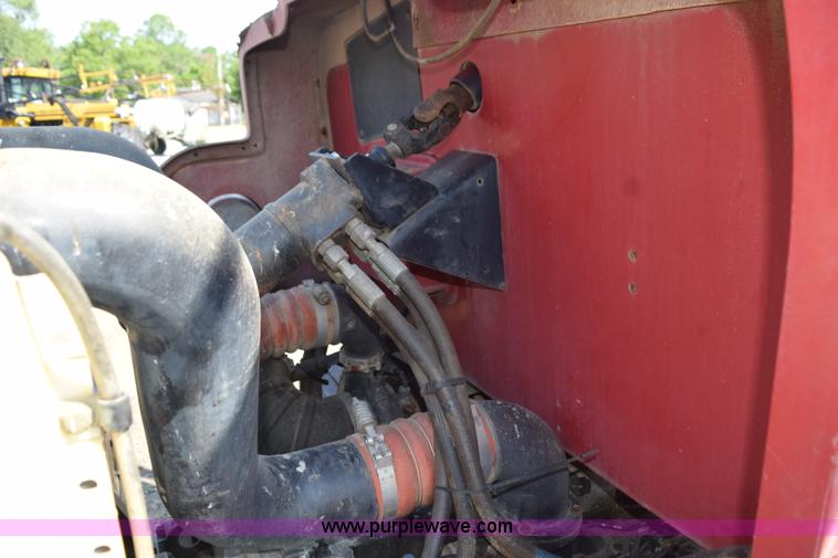 image for item L5847 2002 Case IH Titan FLX3300B self-propelled dry spreader applicator