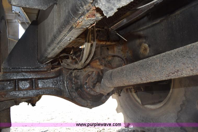 image for item L5847 2002 Case IH Titan FLX3300B self-propelled dry spreader applicator