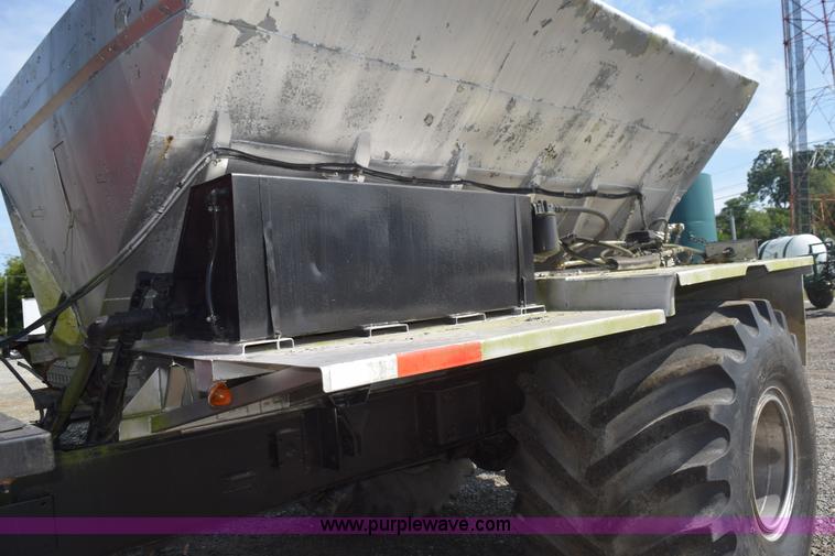 image for item L5847 2002 Case IH Titan FLX3300B self-propelled dry spreader applicator