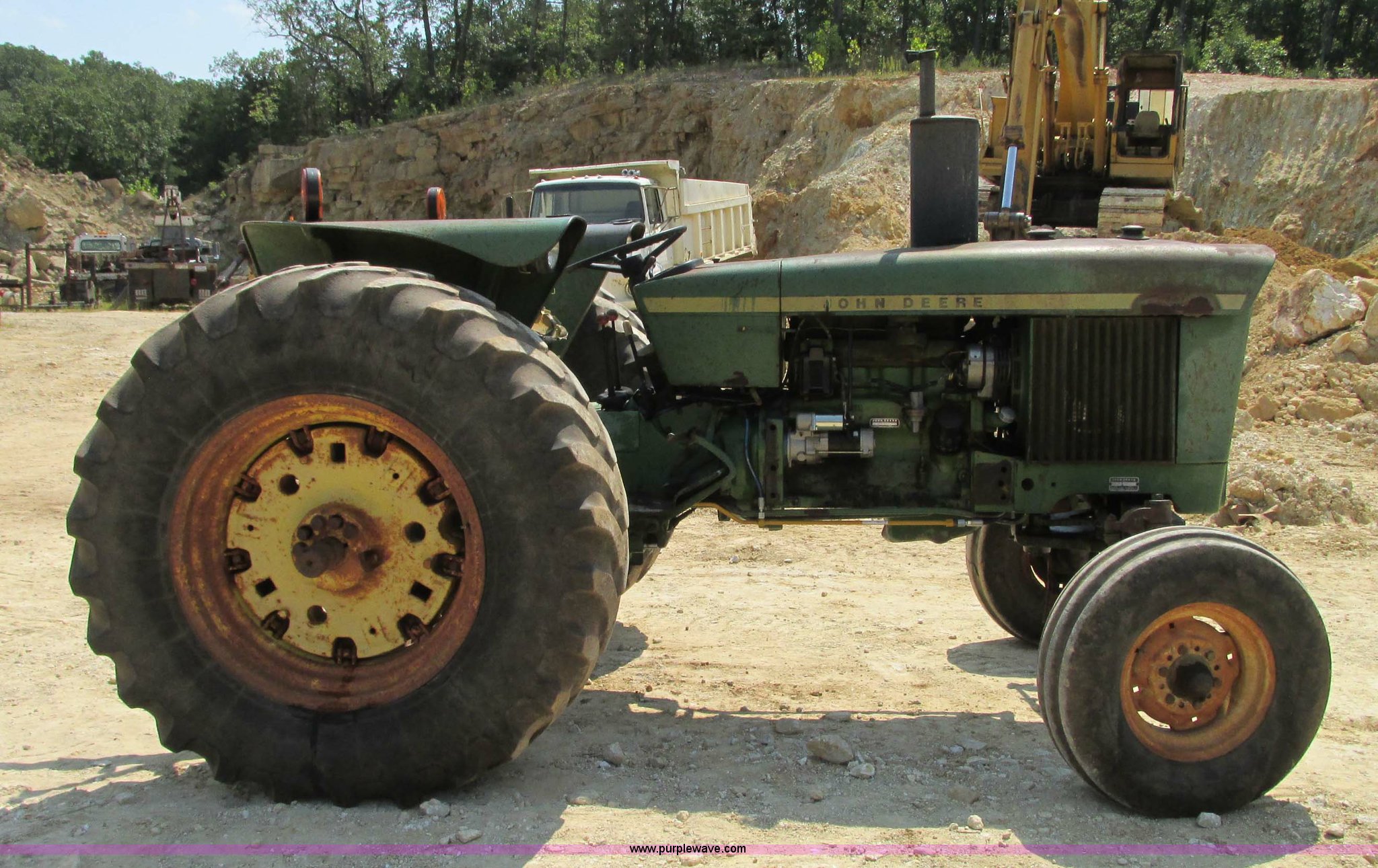 John Deere 2030D tractor in Versailles, MO Item R9431 sold Purple Wave