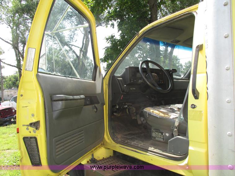 image for item H1233 1992 GMC TopKick box truck