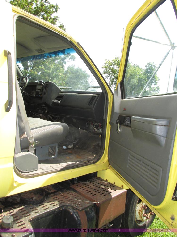 image for item H1233 1992 GMC TopKick box truck