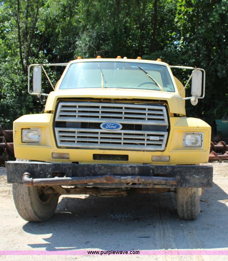 image for item I1530 1990 Ford F800 water truck