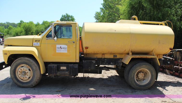 image for item I1530 1990 Ford F800 water truck