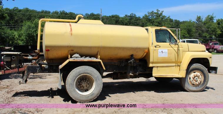 image for item I1530 1990 Ford F800 water truck
