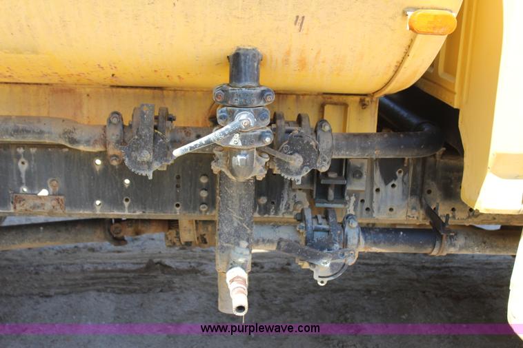 image for item I1530 1990 Ford F800 water truck