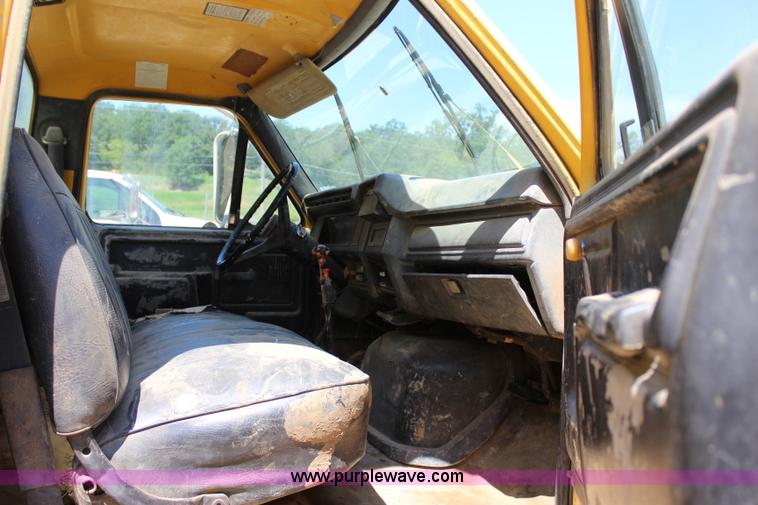 image for item I1530 1990 Ford F800 water truck