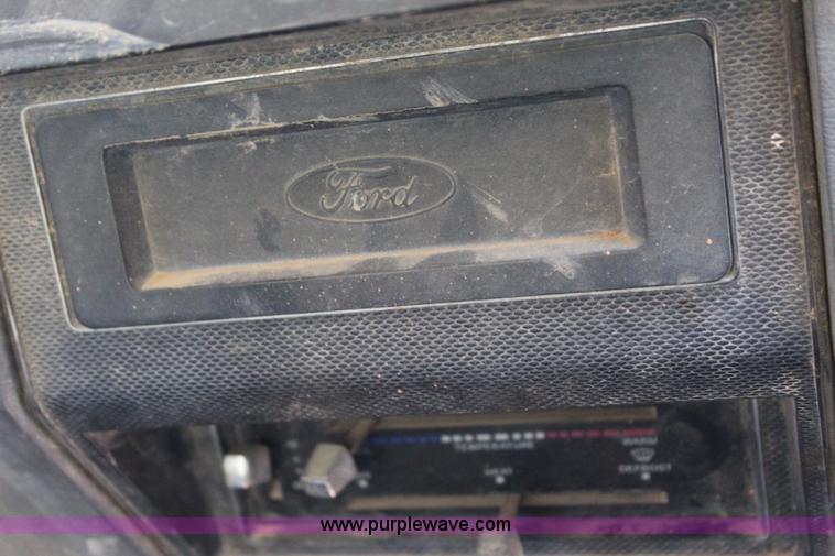 image for item I1530 1990 Ford F800 water truck