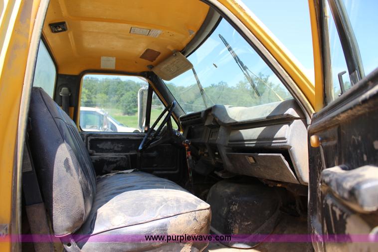 image for item I1530 1990 Ford F800 water truck