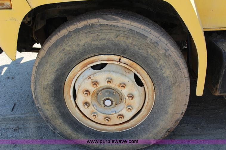 image for item I1530 1990 Ford F800 water truck