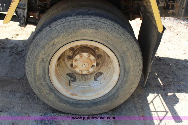 image for item I1530 1990 Ford F800 water truck