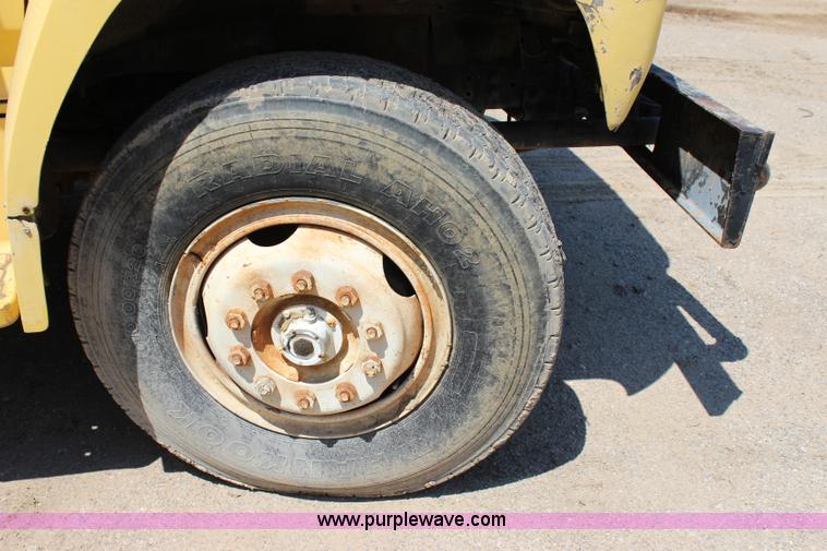 image for item I1530 1990 Ford F800 water truck