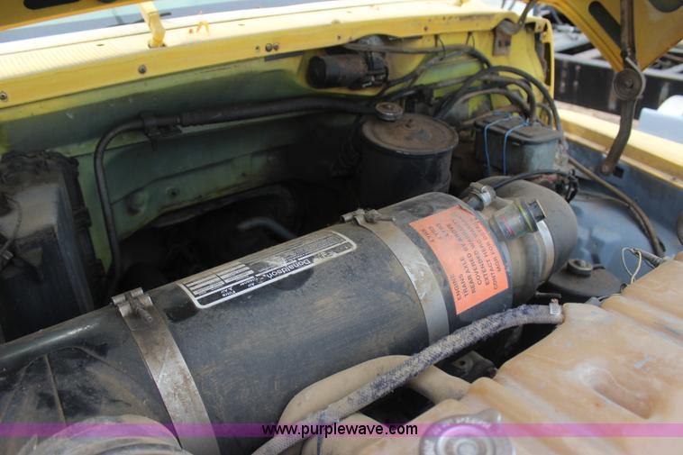 image for item I1530 1990 Ford F800 water truck