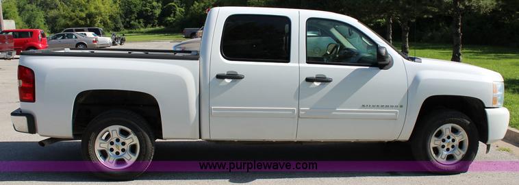image for item I1547 2009 Chevrolet Silverado 1500 Crew Cab pickup truck