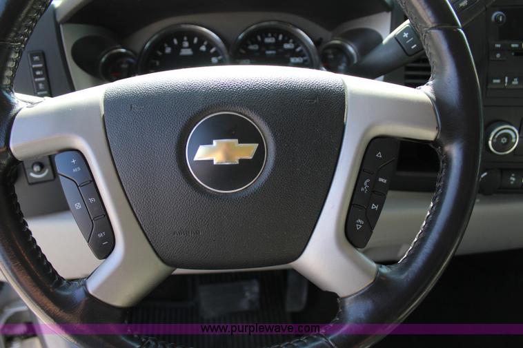 image for item I1547 2009 Chevrolet Silverado 1500 Crew Cab pickup truck