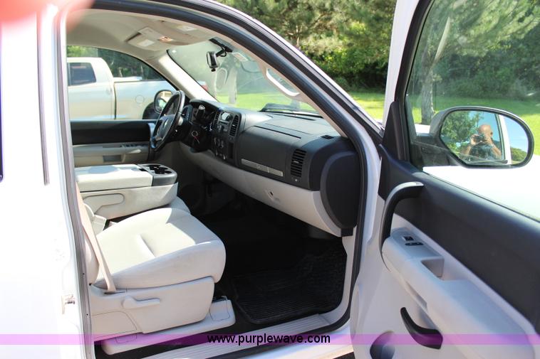 image for item I1547 2009 Chevrolet Silverado 1500 Crew Cab pickup truck