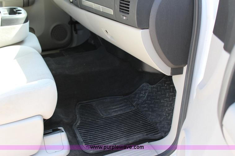 image for item I1547 2009 Chevrolet Silverado 1500 Crew Cab pickup truck