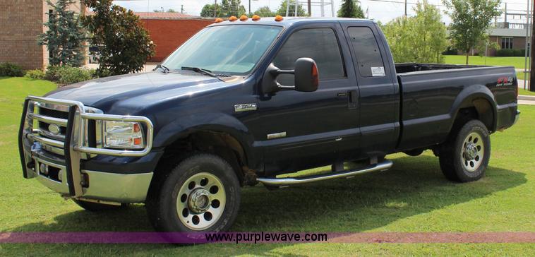 image for item I1636 2006 Ford F350 Super Duty XLT FX4 pickup truck