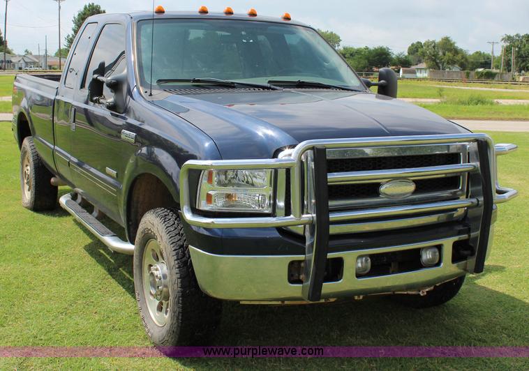 image for item I1636 2006 Ford F350 Super Duty XLT FX4 pickup truck