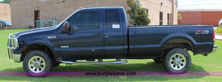 image for item I1636 2006 Ford F350 Super Duty XLT FX4 pickup truck