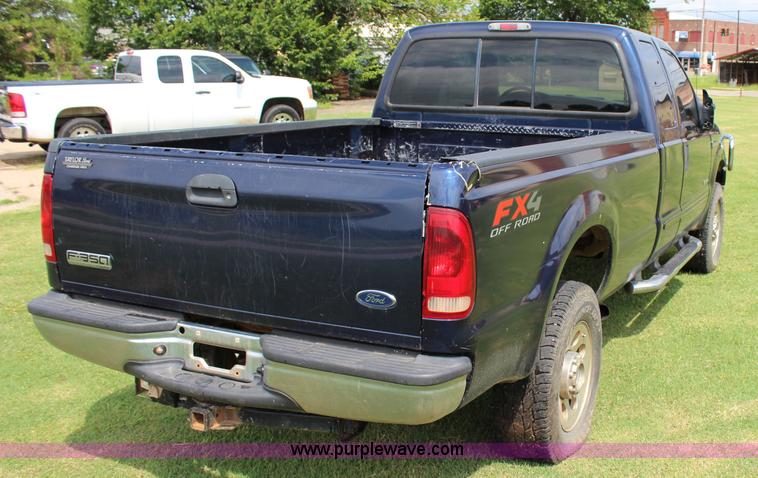 image for item I1636 2006 Ford F350 Super Duty XLT FX4 pickup truck