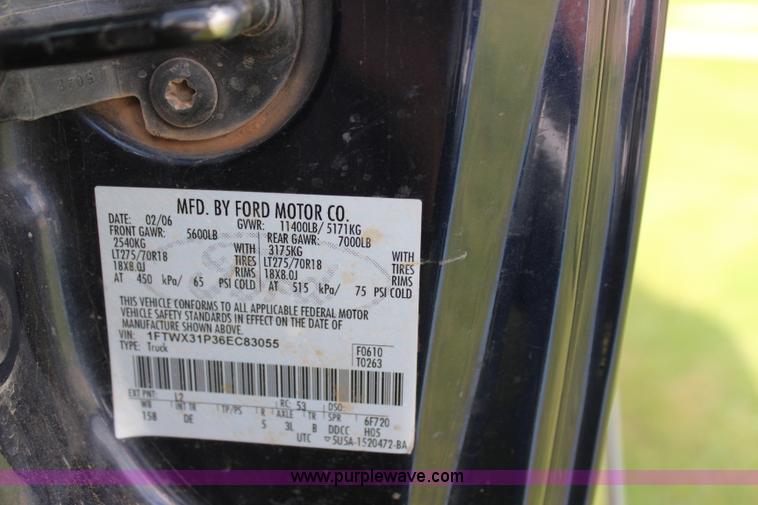 image for item I1636 2006 Ford F350 Super Duty XLT FX4 pickup truck