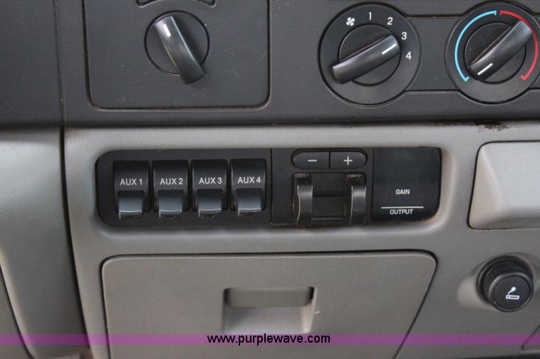 image for item I1636 2006 Ford F350 Super Duty XLT FX4 pickup truck