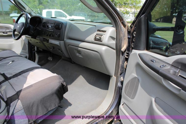 image for item I1636 2006 Ford F350 Super Duty XLT FX4 pickup truck