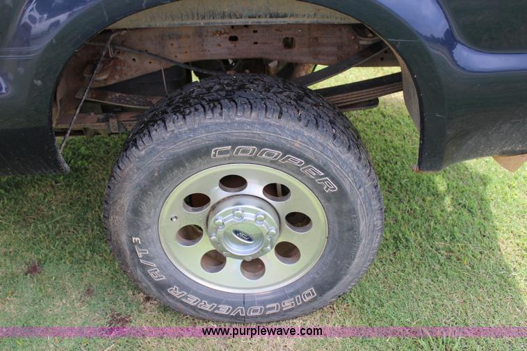 image for item I1636 2006 Ford F350 Super Duty XLT FX4 pickup truck
