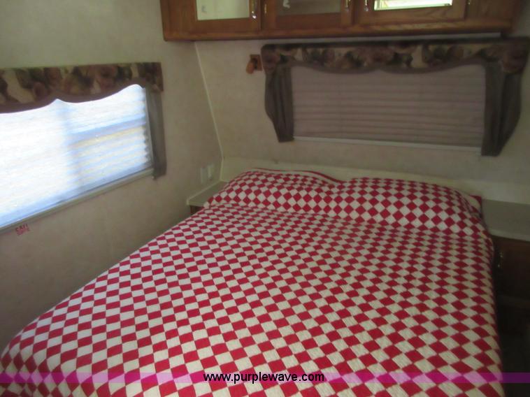 image for item I2007 2005 Artic Fox 31W travel trailer