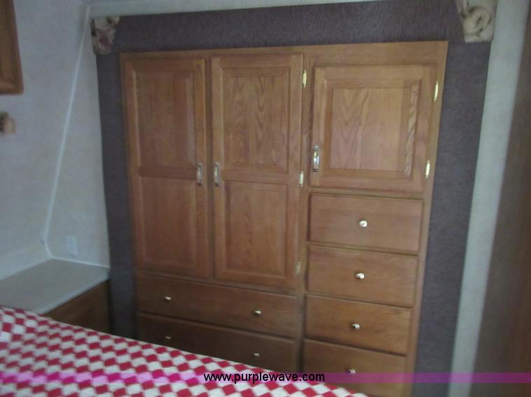 image for item I2007 2005 Artic Fox 31W travel trailer