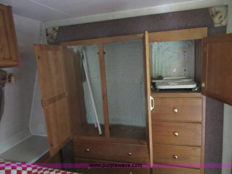 image for item I2007 2005 Artic Fox 31W travel trailer