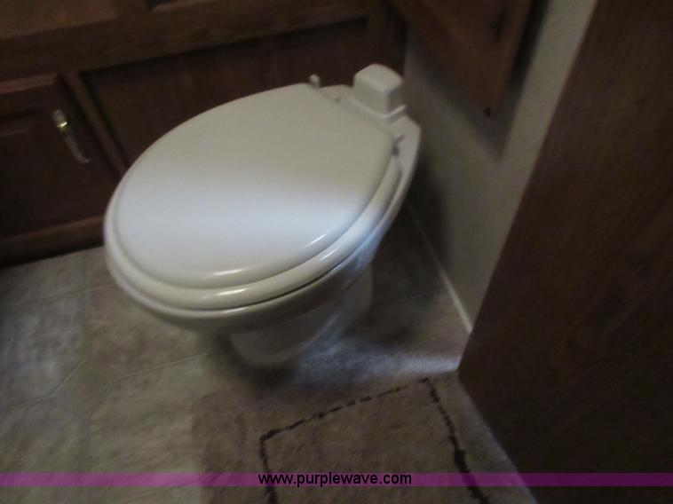 image for item I2007 2005 Artic Fox 31W travel trailer