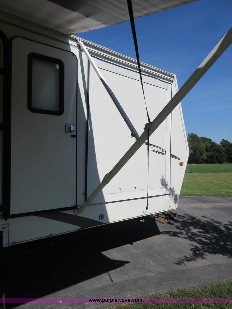 image for item I2007 2005 Artic Fox 31W travel trailer