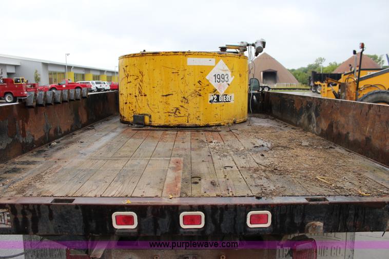 image for item J3506 1999 Ford F450 Super Duty flatbed truck