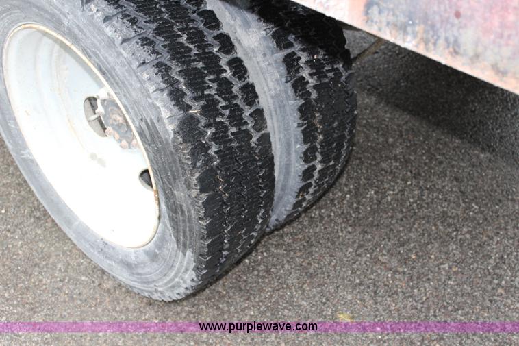 image for item J3506 1999 Ford F450 Super Duty flatbed truck