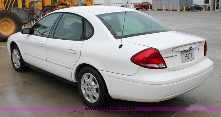 image for item J3509 2006 Ford Taurus SE