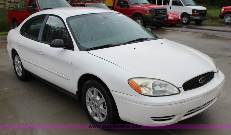 image for item J3509 2006 Ford Taurus SE